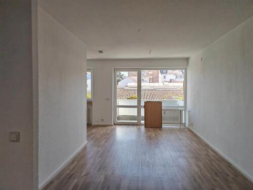 Foto - 1,5 ZW STUDIO NEU GESTRICHEN BALKON EBK BAD LAUFNAH UNI KLINIK ROSSMANN REWE EIFLER TEDI PENNY ÖVNP FLUGHAFENBUS S BAHN LYONERSTR