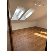 Helle 2-Zimmer-DG-Wohnung mit neuem Vinylboden - Regensburg Konradsiedlung