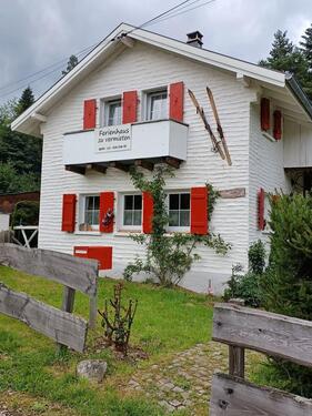 Foto - Vogesen steht ein Hexenhaus … im Wald mit Bach …Seelen-Heiler