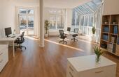 Foto - Büro mit großer Fensterfront in zentraler Lage