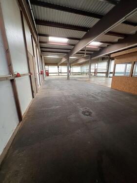 Foto - Hallenstellplatz für PKW zu vermieten
