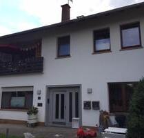 Wohnhaus mit Bungalow-Anbau: Wohnen, Vermieten oder Praxis - Kirchhain