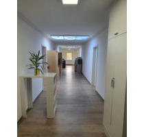 Büro Berlin-Weißensee: 90 m² Nutzung – Voll möbliert Steh-Tische