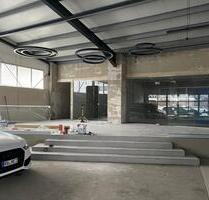 Sofort verfügbar! Große Industriehalle mit Freifläche & Parkplätze, Büro mit WC und Küche - Spaichingen