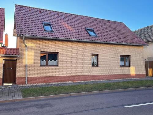 Foto - Einfamilienhaus mit Nebengebäude, Garten und Pool