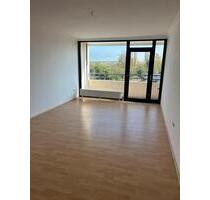 Helles WG-Zimmer mit Zugang zum Balkon in Kirch- Bemerode - Hannover Döhren-Wülfel