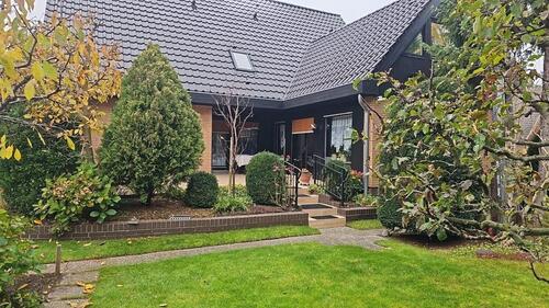 Foto - Großes freistehendes Zweifamilienhaus 245 qm Wohnfläche 9 Zimmer