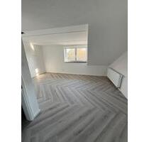 Dachgeschosswohnung – frisch kernsaniert im schönen Rehnenhof - Täferrot