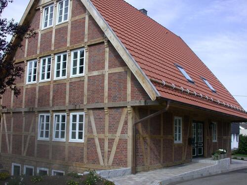 Foto - Modernes Eichenfachwerk-Einfamilienhaus mit großem Garten