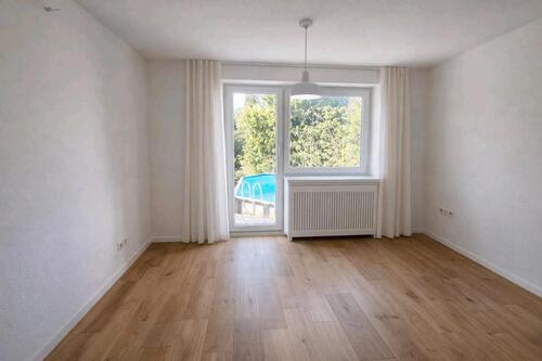 Foto - Freistehendes Einfamilienhaus mit Traumgarten und Pool