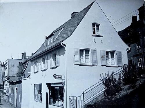 Foto - Teilsaniertes Einfamilienhaus mit Bar und Wohnung und Grundstück