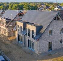 Nachhaltig wohnen! KfW-40-Doppelhaushälfte in Sereetz mit Garten, PV-Anlage, Wärmepumpe & Wallbox! - Bad Schwartau