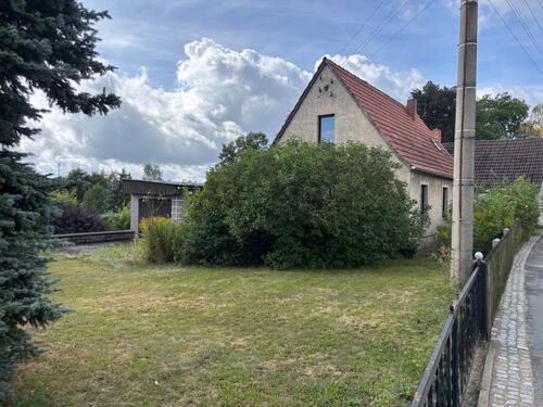 Foto - Haus Eigenheim Einfamilienhaus Wohnhaus mit großer Garage