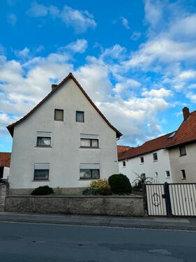Foto - Wohnhaus mit angrenzender Scheune und Halle