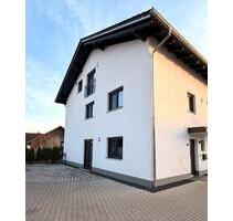 Modernes KfW 55 Reiheneckhaus in Vilsbiburg