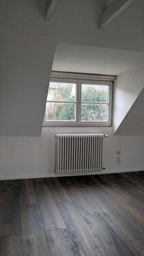 Foto - 2 ZIMMER MIT KÜCHENZEILE UND BAD AN FRAU ZU VERMIETEN