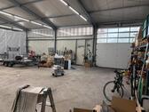 Foto - Hallenplatz zu vermieten. Büro mit Mobiliar.