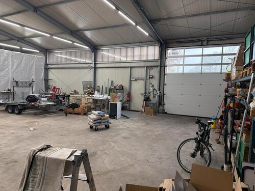 Foto - Hallenplatz zu vermieten. Büro mit Mobiliar.