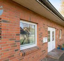 NÜBBEL: Großzügige 4-Zimmer-Dachgeschosswohnung mit Studio im Spitzboden und Carportstellplatz