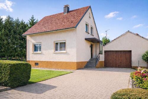 Foto - Einfamilienhaus mit eine große Garage zum verkaufen
