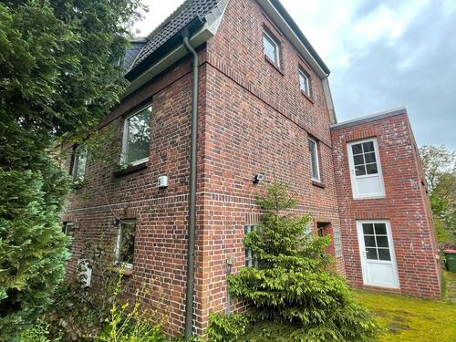 Foto - Ältere Doppelhaushälfte mit unfertigem Anbau in Alt-Nettelnburg