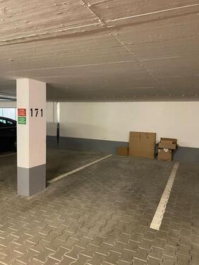 Foto - Sauberer Stellplatz in gut beleuchteter, sicherer Tiefgarage