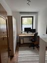 Foto - Arbeitszimmer mit Schreibtisch & Bad, zur Untermiete an Werktagen