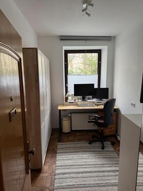 Foto - Arbeitszimmer mit Schreibtisch & Bad, zur Untermiete an Werktagen
