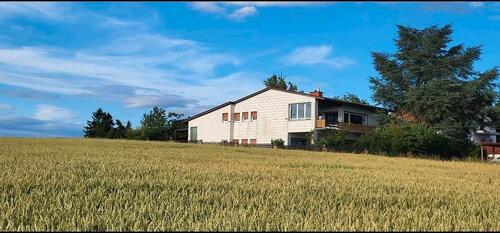 Foto - ZweiFamHaus, Einliegerwhg., Feldrandlage, Fernsicht. VON PRIVAT