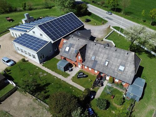 Foto - Mehrfamilienhaus mit Gewerbehalle & PV-Windkraftanlage