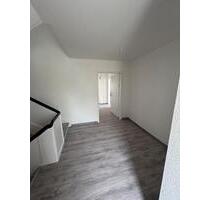 Attraktive und Sanierte, 4 Zimmer Obergeschosswohnung mit Balkon - Löhne