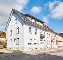 Attraktive Kapitalanlage: Mehrfamilienhaus (vermietet) mit 3 Wohneinheiten in zentraler Lage in 79215 Elzach