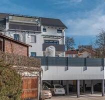 Moderne 2-Zimmer-Whg m. Einbauküche, Balkon, gr. Kellerraum, Wallbox u. langem Carport – LA-Achdorf - Kumhausen