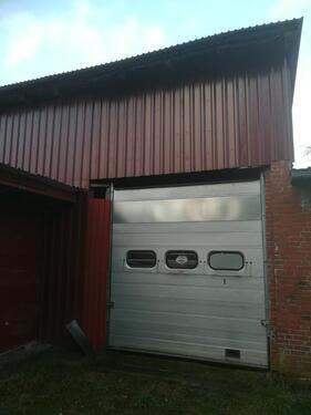 Foto - Scheune mit Rolltor. Größe ca 9x16 mtr