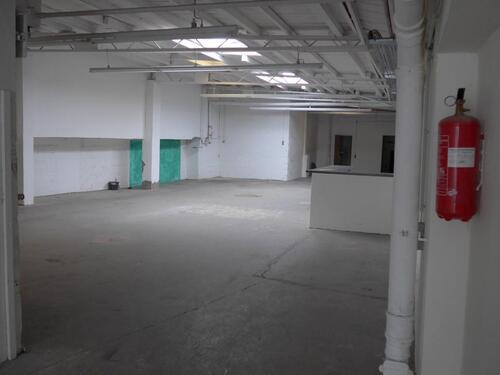 Foto - Gewerbehalle mit Rampe, Büro und Sanitärräume, ca. 350 qm