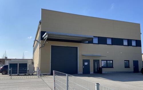Foto - Werkhalle ca 370m², Büro ca 229m² und Stellplätze eingezäunt