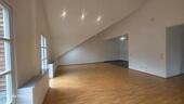 Foto - Neu renovierte 3 ZKB Dachgeschoss Wohnung mit Balkon und Garage