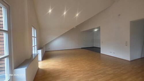 Foto - Neu renovierte 3 ZKB Dachgeschoss Wohnung mit Balkon und Garage