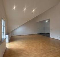 Neu renovierte 3 ZKB Dachgeschoss Wohnung mit Balkon und Garage - Quierschied