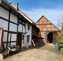 Idyllisch gelegenes Haus mit großer Scheune, Hof und Garten - Bodenwerder