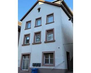 renovierte Altbauwohnung mit Küchenzeile in Elmstein