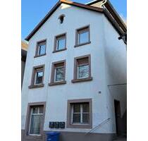 renovierte Altbauwohnung mit Küchenzeile in Elmstein