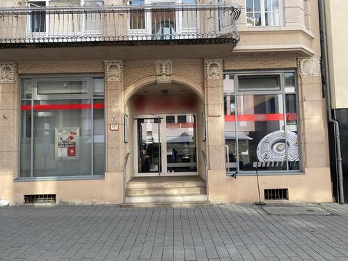 Foto - 45 m² repräsentative Ladenfläche, exklusives Eingangsportal, große Schaufenster, Kirchheim