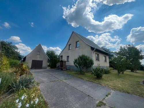 Foto - Einfamilienhaus, inklusive Garagen und Nebengebäude