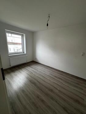 Foto - kernsanierte 3,5-Zimmer Wohnung inkl. KFZ-Stellplatz + Terrasse