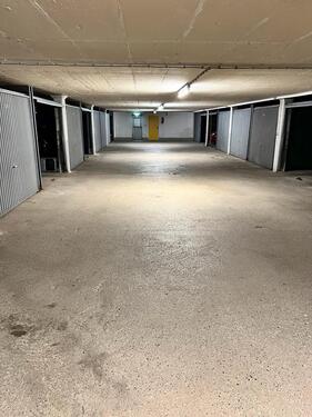 Foto - Tiefgaragenstellplatz mit Tor zu vermieten