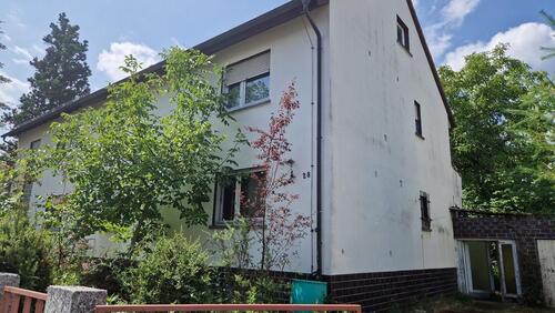Foto - Von Privat: Sanierungsbedürftige Zweifamilien Doppelhaushälfte