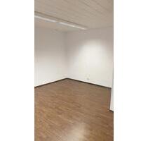 3 Zimmer Wohnung, Küche, Bad und Dachterrasse in 97653 Bisch - Bischofsheim in der Rhön