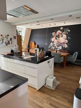 Foto - Stilvolle 4-Zimmer-Wohnung mit 2 Balkonen, 2 Bädern und EBK