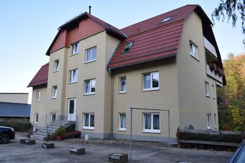 Foto - Diese gepflegte 2-Zimmer-Dachgeschosswohnung in Nossen überzeugt mit einer durchdachten Raumaufteilung und einer Wohnfläche von ca. 61 m². Das Mehrfamilienhaus wurde im Jahr 2002 errichtet und...